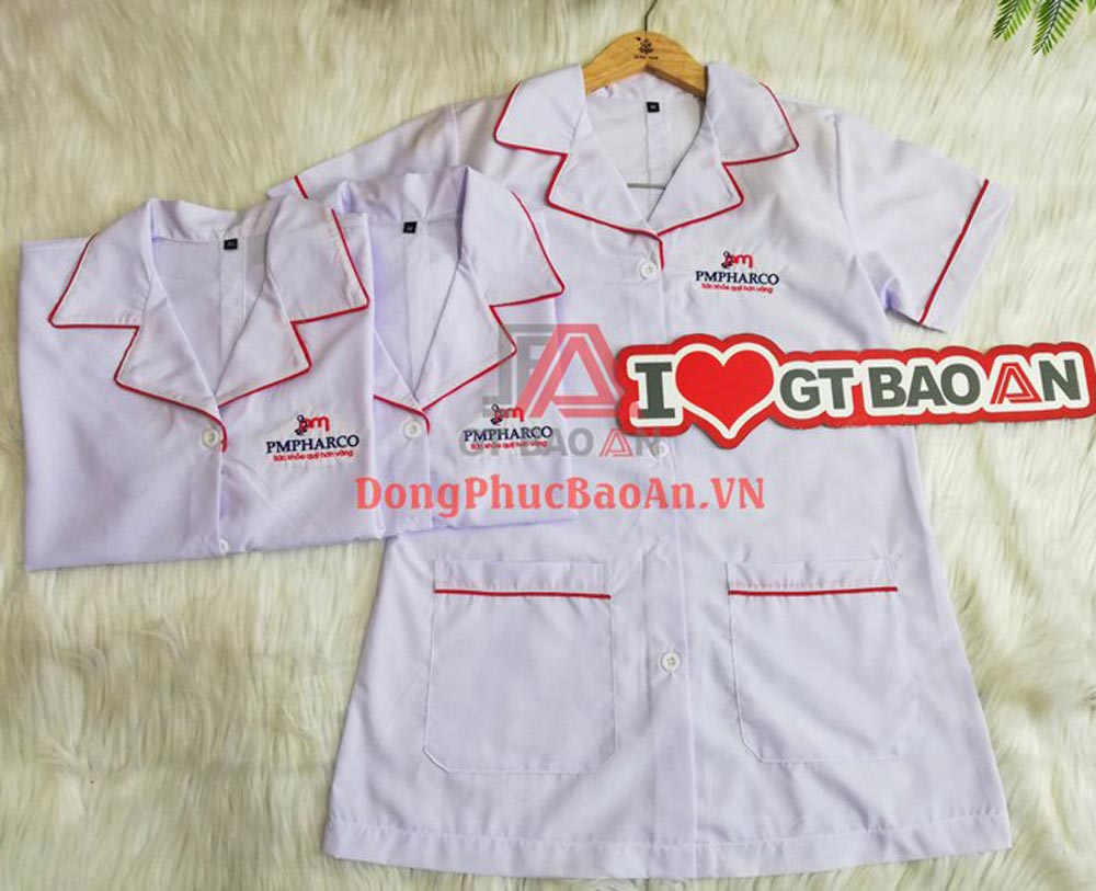 Mẫu áo blouse trắng dược sĩ tay ngắn phối viền đỏ cho Công ty PMPHARCO
